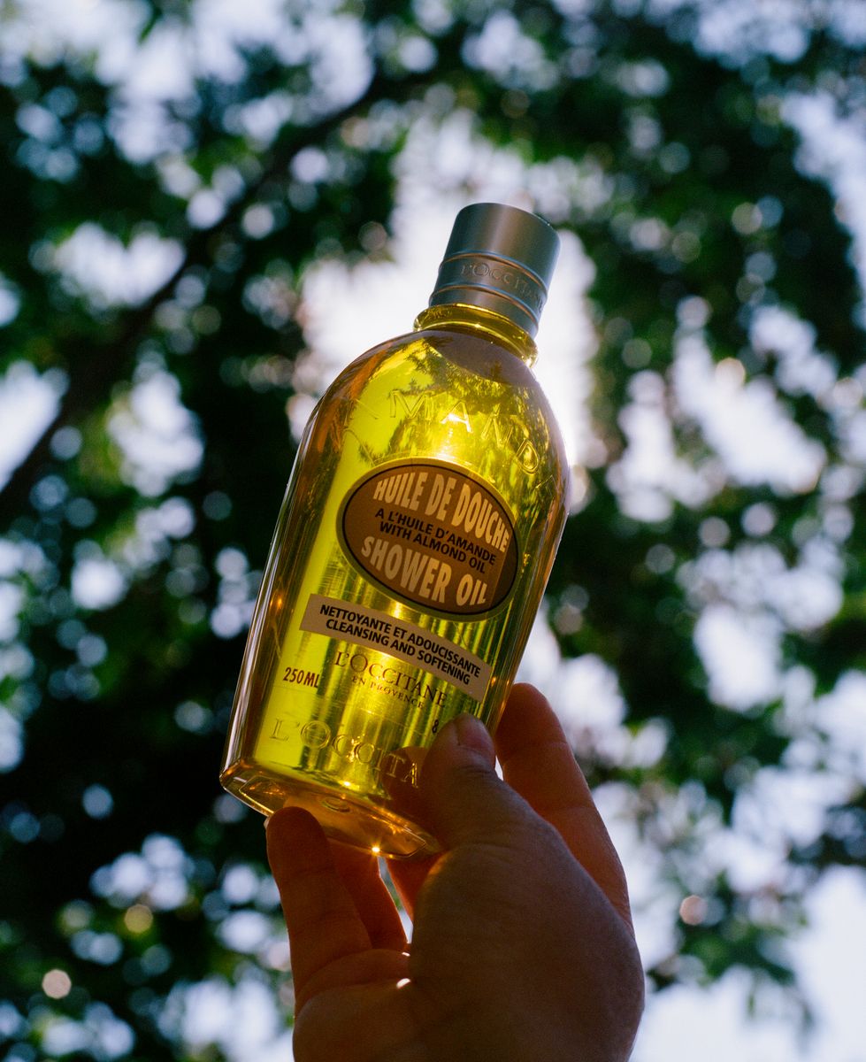 不同於過去我們熟悉的「乳油木護手霜」，財報中特別點名另一款經典商品「杏仁沐浴油」，不僅成為全亞洲銷售冠軍，也在美國取得優異成績，成為美國銷量第一的身體清潔產品。杏仁不僅是普羅旺斯女性代代相傳的美容秘方，歐舒丹團隊更深入研究杏仁逾 10 年，發展出獨特活性複合配方，能溫和潔淨肌膚，洗後膚觸柔軟滑嫩，香氣馥郁。