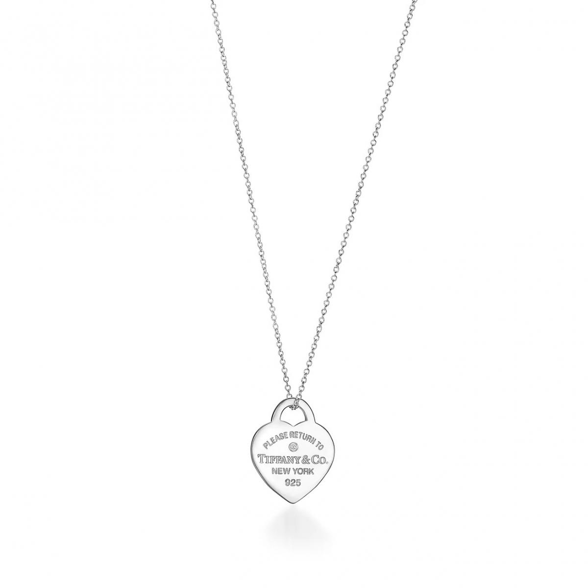 Tiffany & Co. 的 Return to Tiffany Heart Tag 項鍊 是品牌最具代表性的經典之一。925純銀心形吊墜上刻有熟悉的字樣,讓人聯想到紐約第五大道的浪漫氛圍。它既可作為愛的信物,也能作為對自我的犒賞。乾淨俐落的銀色光澤在日光下閃爍,無需張揚就能成為視覺焦點,象徵純粹、獨立與永恆的愛。