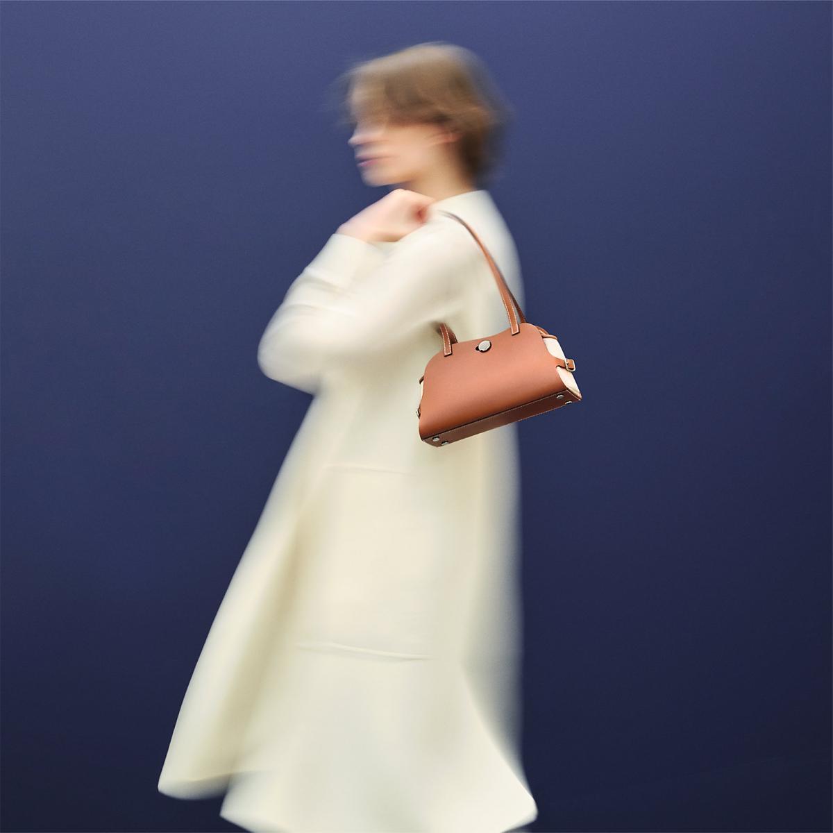 細看財報，皮革與馬具部門依舊是集團內表現最亮眼的部分。第三季營收達 17 億歐元（約 609 億新台幣），與去年同期相比增長 13%，受惠於標誌性產品與新系列的穩定需求。全新馬術靈感包款 Tablier Sellier 與 Besace Trotting，以及經典 Plume 包的回歸，皆廣受市場歡迎。此外，位於夏朗德省 L’Isle-d’Espagnac 的第二十四座皮具工坊也已於 9 月正式啟用。