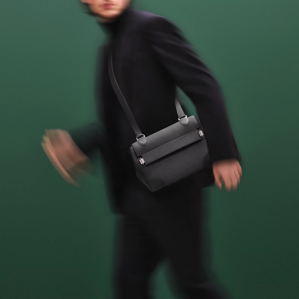 細看財報，皮革與馬具部門依舊是集團內表現最亮眼的部分。第三季營收達 17 億歐元（約 609 億新台幣），與去年同期相比增長 13%，受惠於標誌性產品與新系列的穩定需求。全新馬術靈感包款 Tablier Sellier 與 Besace Trotting，以及經典 Plume 包的回歸，皆廣受市場歡迎。此外，位於夏朗德省 L’Isle-d’Espagnac 的第二十四座皮具工坊也已於 9 月正式啟用。