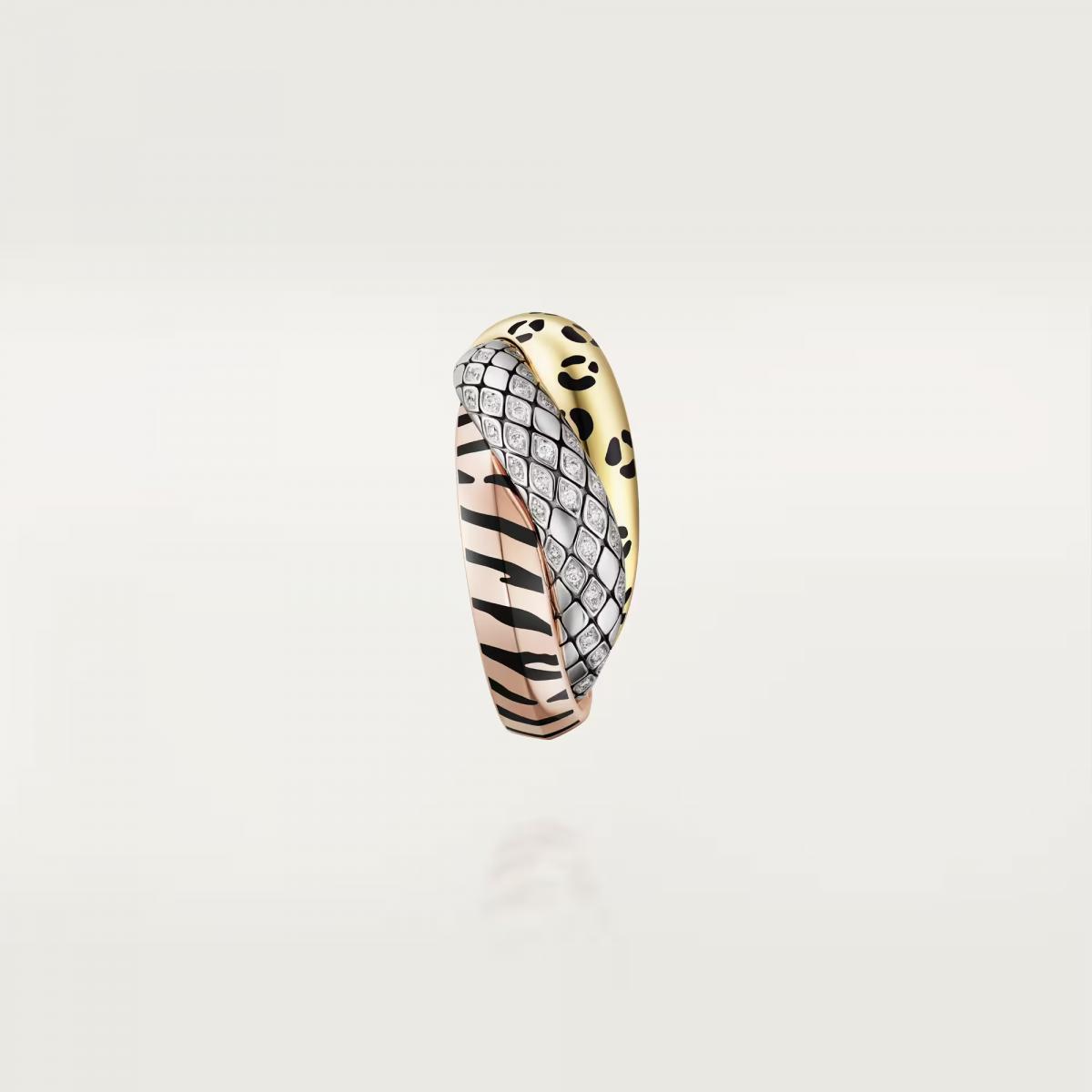 自1924年誕生以來，Cartier 的 Trinity 系列便象徵「愛、友情與忠誠」的三重寓意，以18K白金、黃金與玫瑰金交錯構築出經典的三環結構，成為珠寶史上的永恆符號。而2025年的 Trinity 卻迎來一場令人驚豔的「變形記」——就像卡夫卡筆下的主角般，在熟悉的形體裡完成了野性的覺醒。這款單邊耳夾在原有的純粹結構上融入動物王國的靈感：豹紋、虎紋與蛇鱗紋以黑色真漆手工描繪於三色金之上，將經典優雅轉化為極具張力的時尚宣言。這枚耳夾不僅延續了此系列的永恆精神，更以野性與精緻共存的姿態，詮釋當代女性在柔與剛之間的完美平衡。