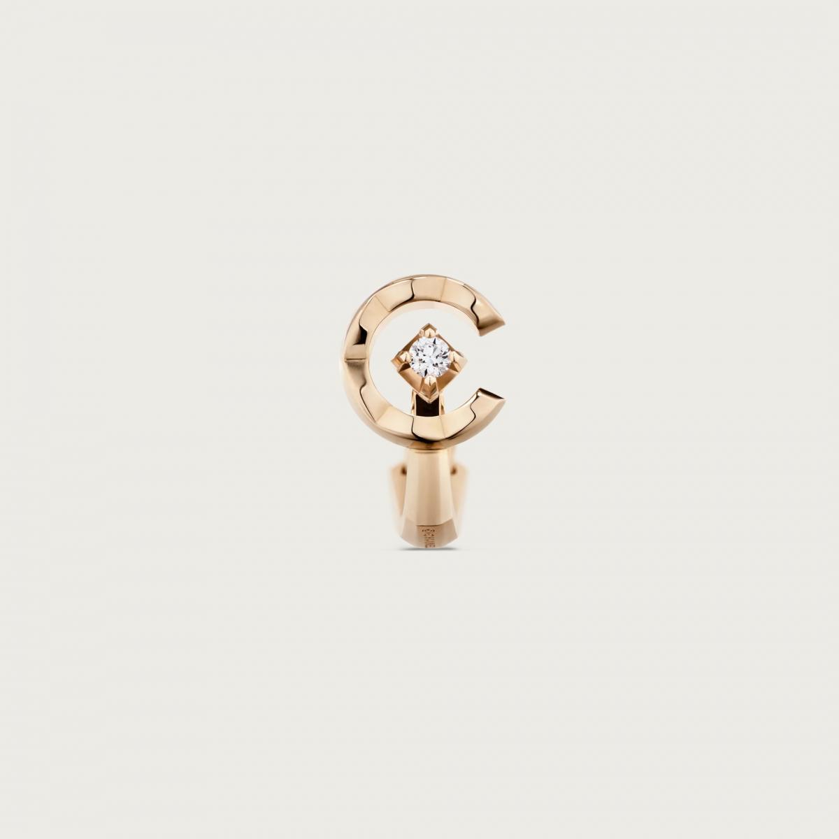 靈感來自嘉柏麗香奈兒女士的小名「Coco」，這款耳夾以品牌標誌性的菱格紋圖騰雕琢而成，並以18K米色金鑲嵌一顆明亮式切割鑽石。它的線條乾淨而俐落，像是在耳際輕聲宣告：優雅不必張揚，只需懂得留白。單戴呈現極簡法式風情，若與其他耳環疊搭，則能創造出更具個人色彩的造型平衡。