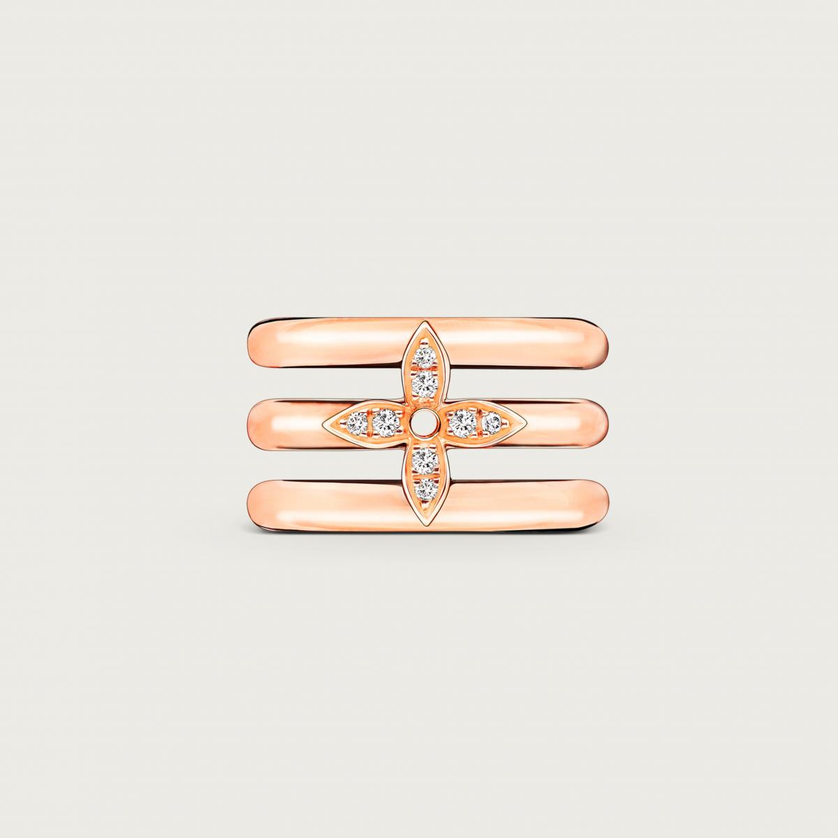 Louis Vuitton 將經典 Monogram 花朵幻化為珠寶語彙，Idylle Blossom 耳骨夾以18K玫瑰金打造，中央綴以八顆明亮式切割鑽石，輕盈又閃爍。三道金屬線條宛如花莖的延伸，細膩地環抱耳骨，呈現出女性的柔韌力量。它不僅可單獨佩戴，也能與耳釘、環形耳環疊搭，無論日常或盛裝場合都自然合拍，完美演繹不造作的日常高級感。