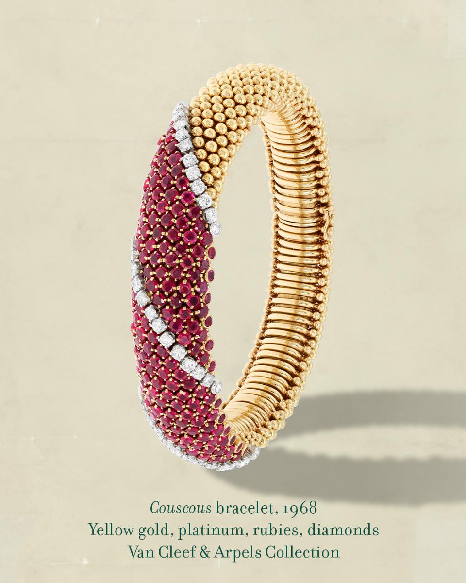 若說金珠是結構的骨架，那寶石便是其中的靈魂。Perlée 系列大膽結合彩色寶石、鑽石與拋光金屬表面，形成層次分明的樂章。每一顆寶石都經過嚴選與手工鑲嵌，讓光線能穿透並在金珠間反射，產生柔和的閃爍效果。從鑽石的純淨到紅寶石與孔雀石的濃豔，每一件作品都像是不同情緒的延伸，有時歡愉、有時內斂，卻都帶著 VCA 獨有的浪漫精準。