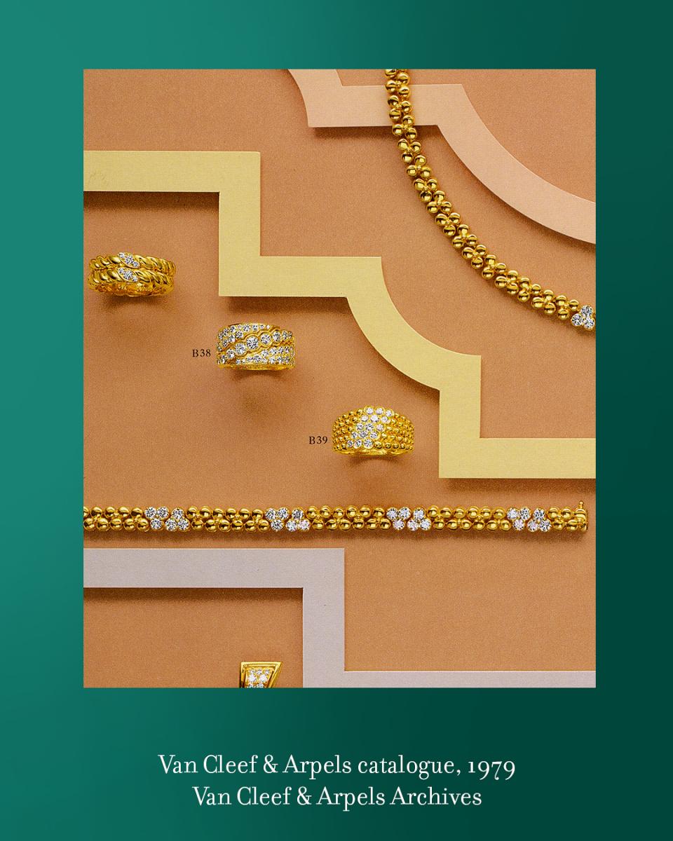 Perlée系列的靈魂在於「圓珠」。每一顆金珠經過手工拋光與精密排列，彷彿一座微縮的建築結構。它的弧度、間距與反光角度，經過嚴格測算，只為呈現最和諧的光影律動。不同金屬色調之間的組合——玫瑰金的溫柔、黃金的陽光、白金的冷靜——讓佩戴者能隨心混搭，展現個人風格。這種工藝與詩意並存的設計，正是梵克雅寶與眾不同之處：簡約，但絕不單薄。