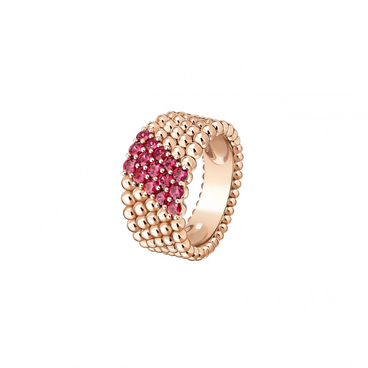 以18K玫瑰金搭配紅寶石的五排圓珠設計，是 Perlée 系列中最具活力的一款。紅寶石的飽和色澤彷彿點燃金屬的溫度，散發出熱情與自信。圓珠的層疊結構讓整體輪廓更具份量，卻不顯厚重。佩戴時，每一次轉動手指，都是一場色彩與光的展演，迷人得令人目不轉睛。