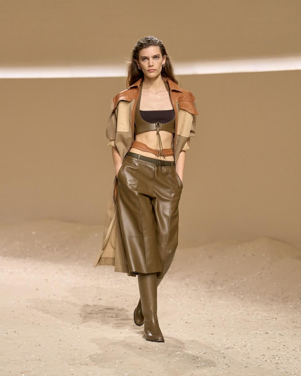 值得注意的是，愛馬仕財報公布的前一日，品牌宣布任命英國設計師 Grace Wales Bonner 為全新男裝創意總監。這意味著任職 37 年的 Véronique Nichanian 將卸下職務，象徵愛馬仕為男裝業務開啟新篇章。Wales Bonner 於 2014 年創立同名品牌，曾獲 LVMH 青年設計師大獎，她將為愛馬仕男裝注入新動能，同時延續品牌的精湛工藝與優雅精神。