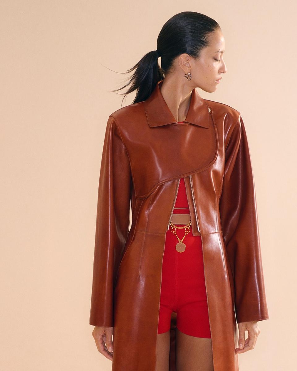 在全球奢侈品市場放緩的背景下，愛馬仕（Hermès）依舊展現強勁韌性。根據最新公布的 2025 年第三季財報，愛馬仕營收達 39 億歐元（約新台幣 1,397 億元），年增近 10%，穩居高端奢侈品牌領導地位。此外，品牌更迎來全新男裝創意總監 Grace Wales Bonner，注入嶄新的動能與創新。