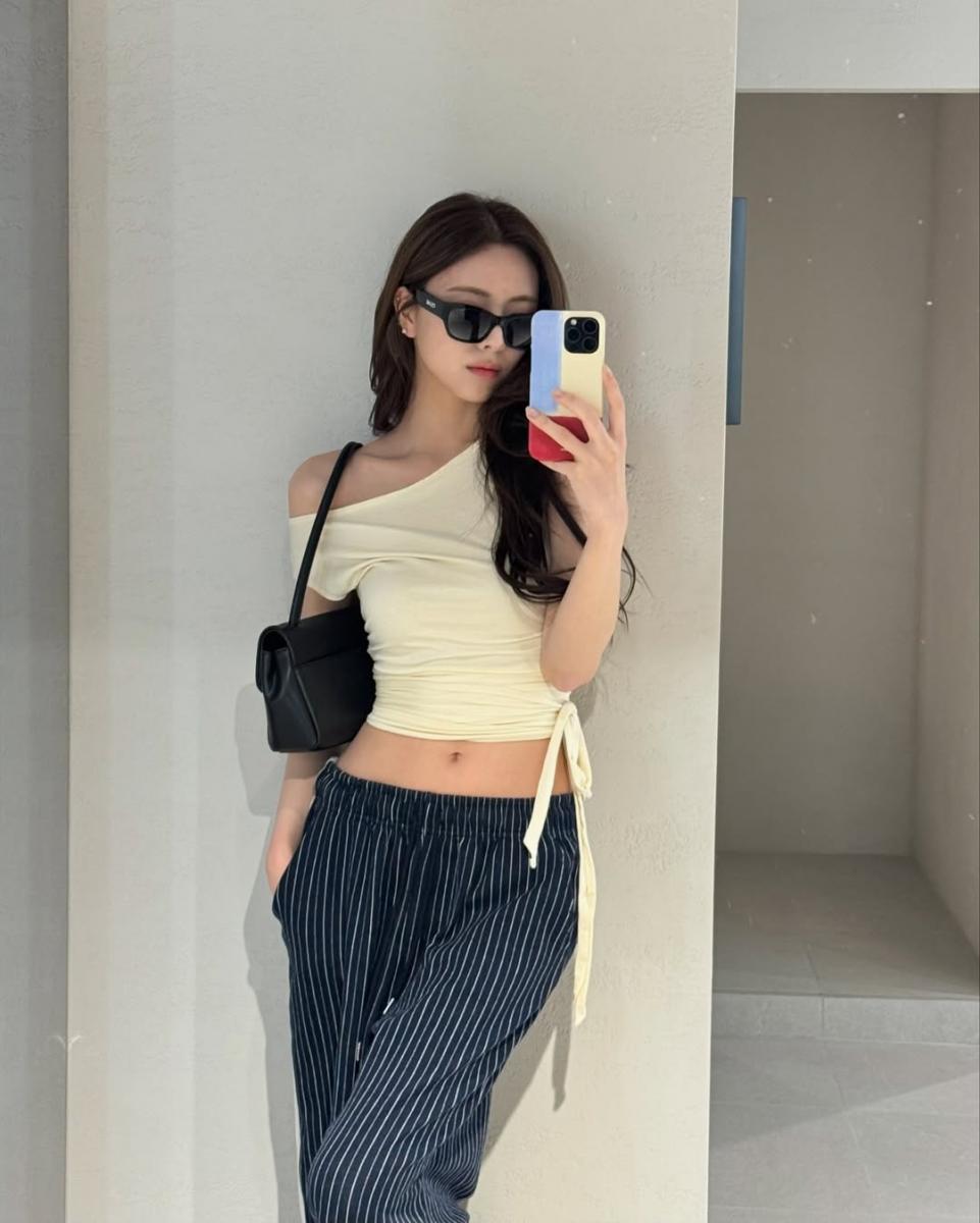 除了設計師品牌及精品外，申有娜過去亦曾以平價包款&nbsp;Charles&Keith 做穿搭