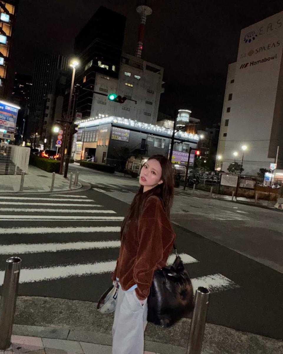 相比於小包，申有娜在日常更常用的是大包！這款來自於 Maison Margiela 的枕頭包