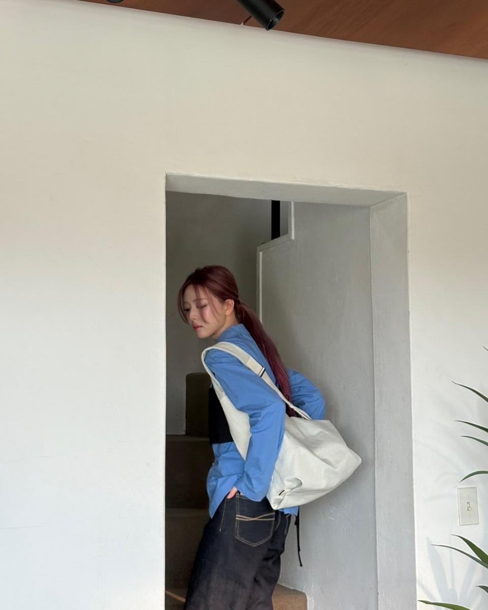 申有娜這款白色大包，是來自於韓國品牌&nbsp;Beanpole。