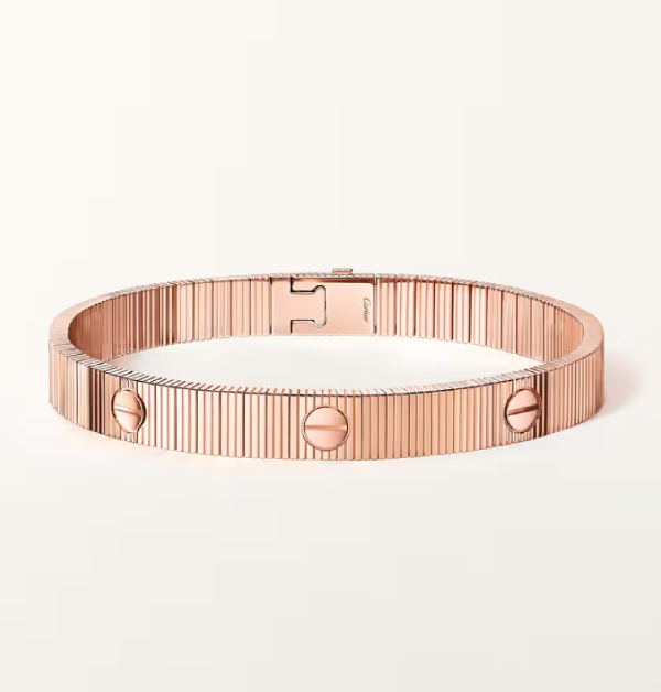 戴上「Love Unlimited」猶如絲帶般流動,手腕動作自然靈活,是低調奢華與實用舒適兼具的完美選擇。