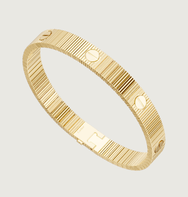 18K黃金精製而成,展現細膩光澤與柔和溫度。讓人每一次舉手投足,金色光影隨動流轉,低調中流露優雅氣勢。