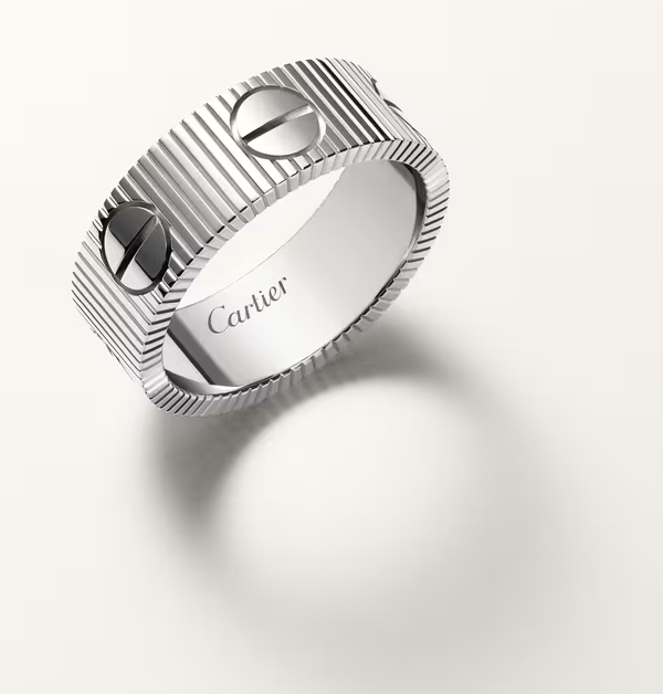 以純淨的18K白金光影延續經典「Love」。標誌性螺絲設計凝聚品牌經典語彙,流暢的戒圈線條在指間閃耀冷冽光澤,展現出細膩而現代的質感。