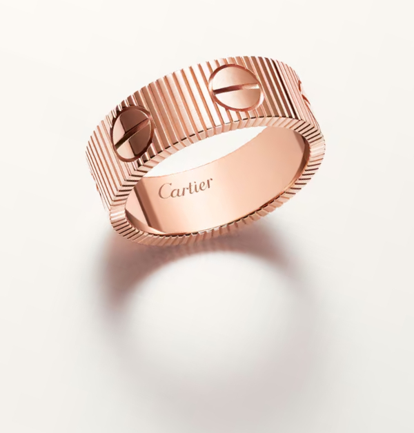 以柔和色澤詮釋浪漫,玫瑰金的溫潤光澤在指間流轉,襯膚更顯柔美氣質。