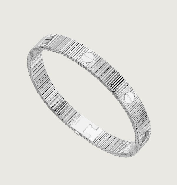 以18K白金打造的「Love Unlimited」軟鍊款,延續經典設計的同時帶來全新演繹。