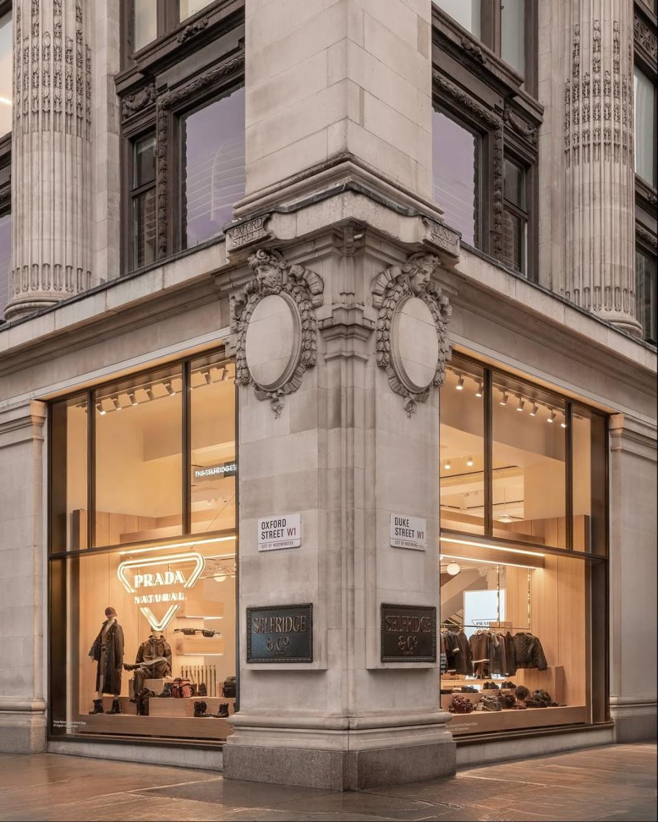 置身不確定的全球奢侈品市場,Prada 集團依舊交出強勁的財報表現,在2025 年前三季整體營收達到 41 億歐元(約新台幣 1,460 億元),與去年同期相比成長 9%,旗下品牌 Miu Miu 持續飆漲,這份財報不僅揭示 Prada 的營收表現與策略方向,也象徵品牌從不景氣中邁向復甦的新階段,集團執行長 Andrea Guerra 直言:「最糟的階段已經結束!」