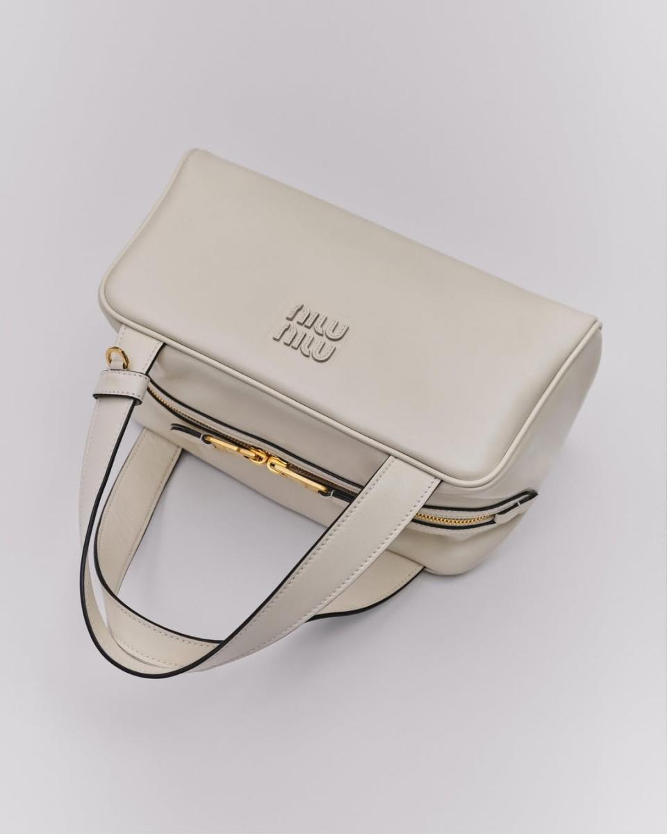 Prada 集團執行長安德烈亞‧圭拉(Andrea Guerra),在財報會議中表示:「最糟的階段已經結束!」他指出:「我們的業績再次證明品牌的穩健與團隊一貫扎實、用心的執行力。Prada 相較上一季呈現加速成長;Miu Miu 則已連續四年維持穩定的成長趨勢。儘管全球環境依舊充滿挑戰,我們對未來發展仍充滿信心,並將持續專注於打造能引發情感共鳴的產品與體驗,同時提升反應速度與靈活度。」