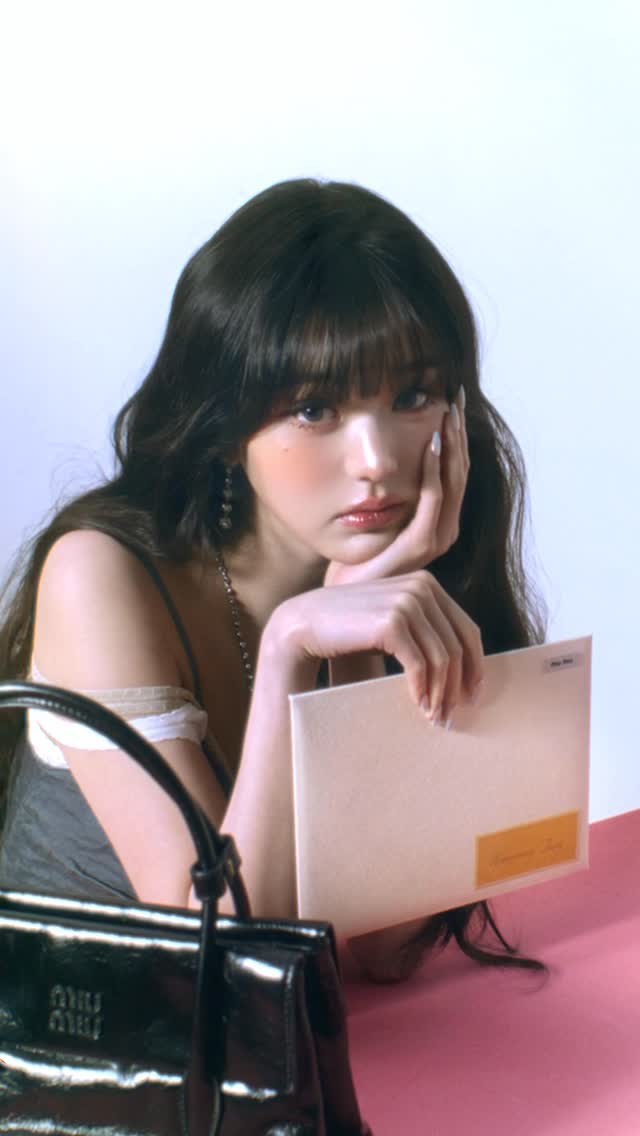 財報中最大的亮點,莫過於集團旗下品牌 Miu Miu 的強勁表現。與去年同期相比,前三季度(共九個月)營收成長高達 41%;單就 2025 年第三季(共三個月)而言,營收亦大幅成長 29%。財報指出,Miu Miu 的優異表現來自於其產品在各品類與地區皆獲得廣泛好評。其獨特而迷人的美學設計,持續鞏固品牌的全球影響力。2026 春夏系列時裝秀以「工作與女性生活的關係」為主題,獲得時尚界高度讚譽。