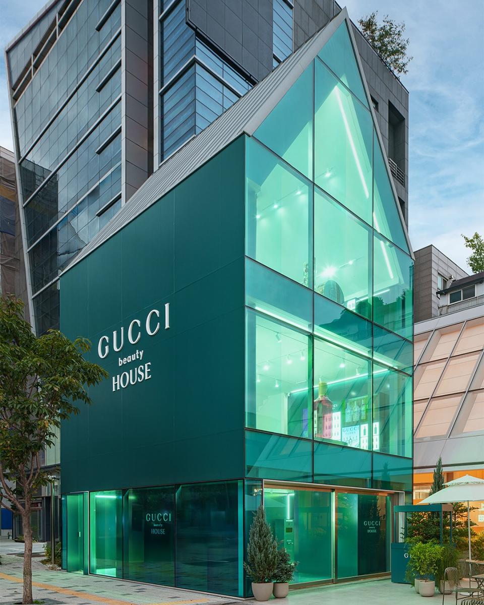 全球美妝市場競爭白熱化之際，萊雅（L’Oréal）再度展現野心，宣布收購開雲集團（Kering）美妝部門，不僅拿下 Gucci、Bottega Veneta 以及 Balenciaga 的長期授權，更完全掌握高端香氛品牌 Creed。如今，萊雅執行長也首度回應收購 Armani 集團的可能性，揭示全球最大美妝集團的下一步戰略布局與未來走向。