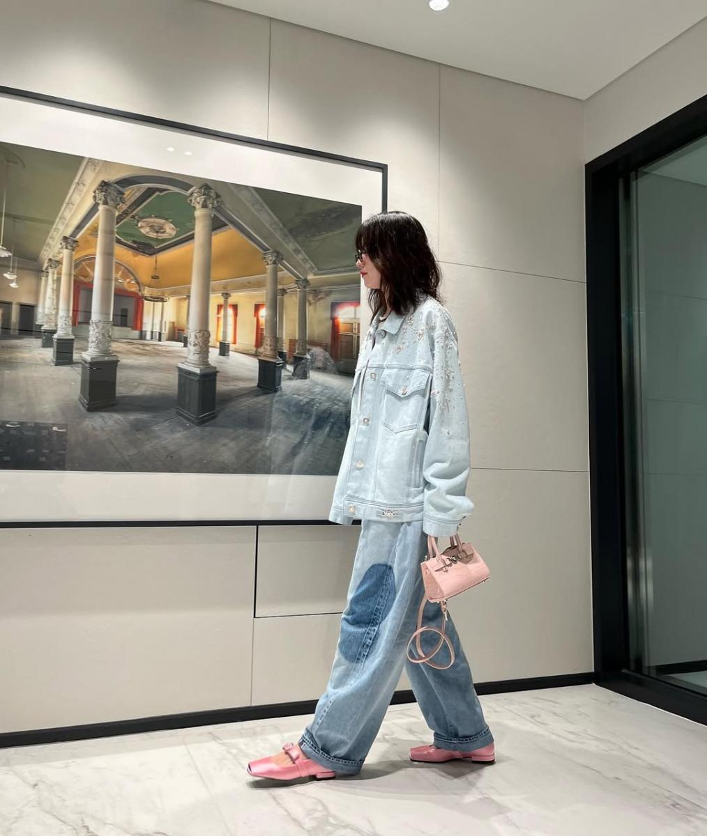 在鞋款穿搭上韓孝周時常以顏色呼應做搭配！例如這套穿的 Versace 繫帶芭蕾舞鞋，她挑選斷面粉紅的款式，為牛仔褲穿搭增添優雅氣質