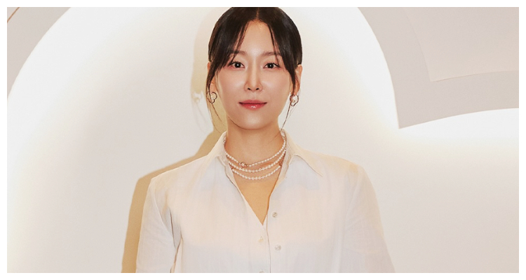 現身日本高級珍珠品牌TASAKI新品發佈會時，徐玄振以一襲乾淨俐落的白襯衫，搭配該品牌的「Chants」雙圈設計珍珠項鍊亮相，低調卻閃耀的光澤，在頸間流轉，展現專屬於她的高級氣場。