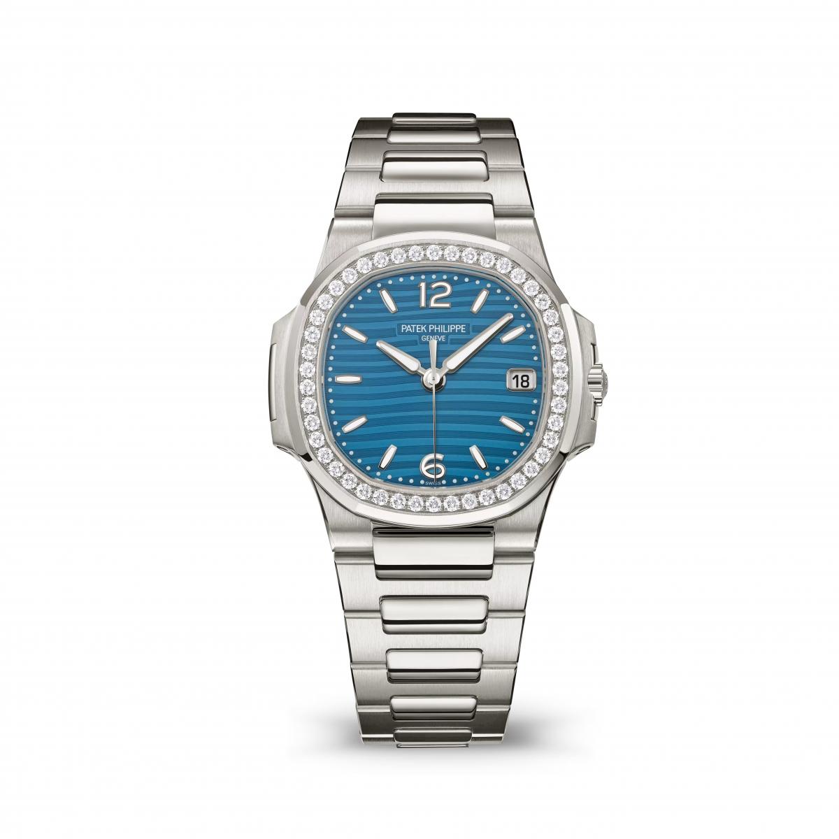在 Patek Philippe 的世界裡，時間是一種傳承。這枚白金 Nautilus 32毫米腕錶，以天藍色「波浪」紋錶盤演繹出水光流動的柔美。鑲有46顆鑽石的錶圈閃耀不俗光芒，與細膩的緞面拋光工藝形成對比。它的弧形時標與夜光塗層設計，兼具實用與優雅。這款時計之所以迷人，在於它不追求浮華，而是以細節展現高級感，就像那些在人生後半場依然閃亮的女人，她們的光來自時間的雕琢，而非外界的注目。佩戴它，不只是擁有一枚錶，更是延續百年製錶精神的選擇。