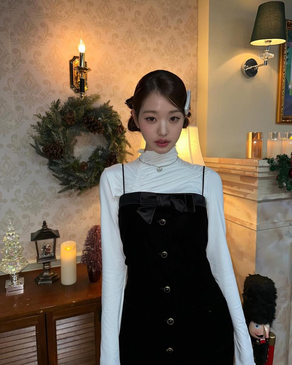 薄針織高領是女孩衣櫃的必備單品，它不僅可以當日常內搭，同時還可以是細肩帶洋裝做層次造型的一環