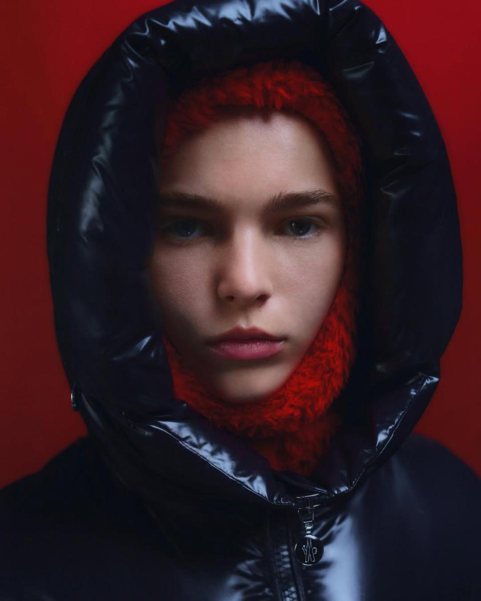 羽絨衣最怕強鹼性洗劑（例如一般洗衣粉或漂白水），建議改用中性洗劑或羽絨專用清潔液。若只是局部髒污（像是袖口或領口），可以先用濕布加少量洗劑輕輕擦拭，減少整件清洗的頻率。