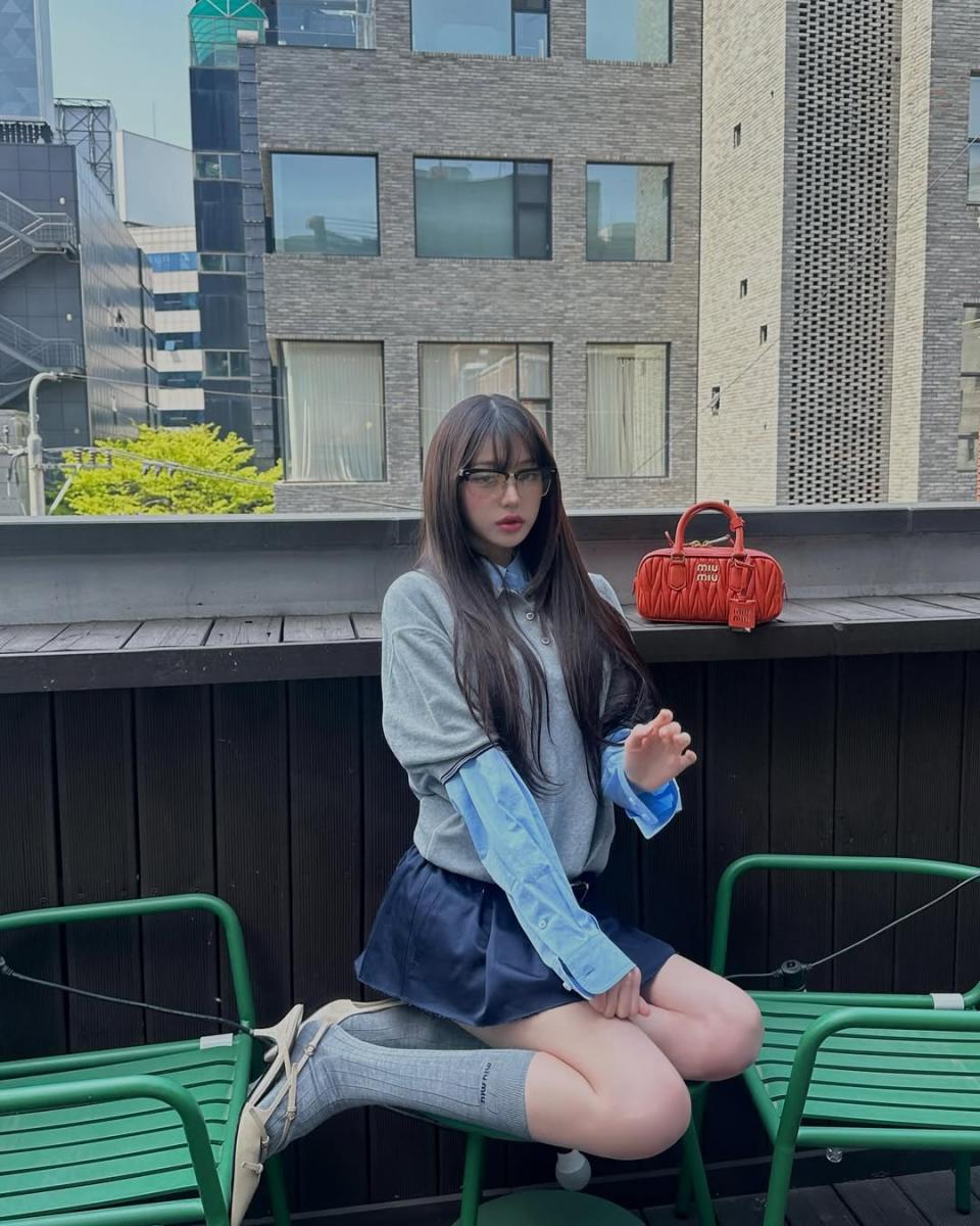 身為 Miu Miu 女孩的張員瑛，已經把層次搭配玩的非常上手！例如這套搭配，她以灰色系為主角，並運用藍色點亮搭配，並透過捲袖子的方式，達到更為個性、率性的樣貌