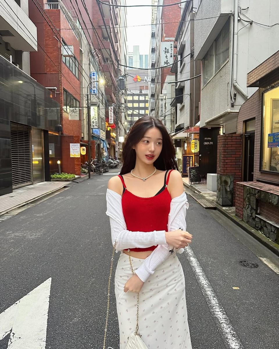 短版針織外套幾乎是少女衣櫃人手一件的單品，但該怎麼穿出特色，張員瑛用撞色的方式讓日常服變得很有個性！