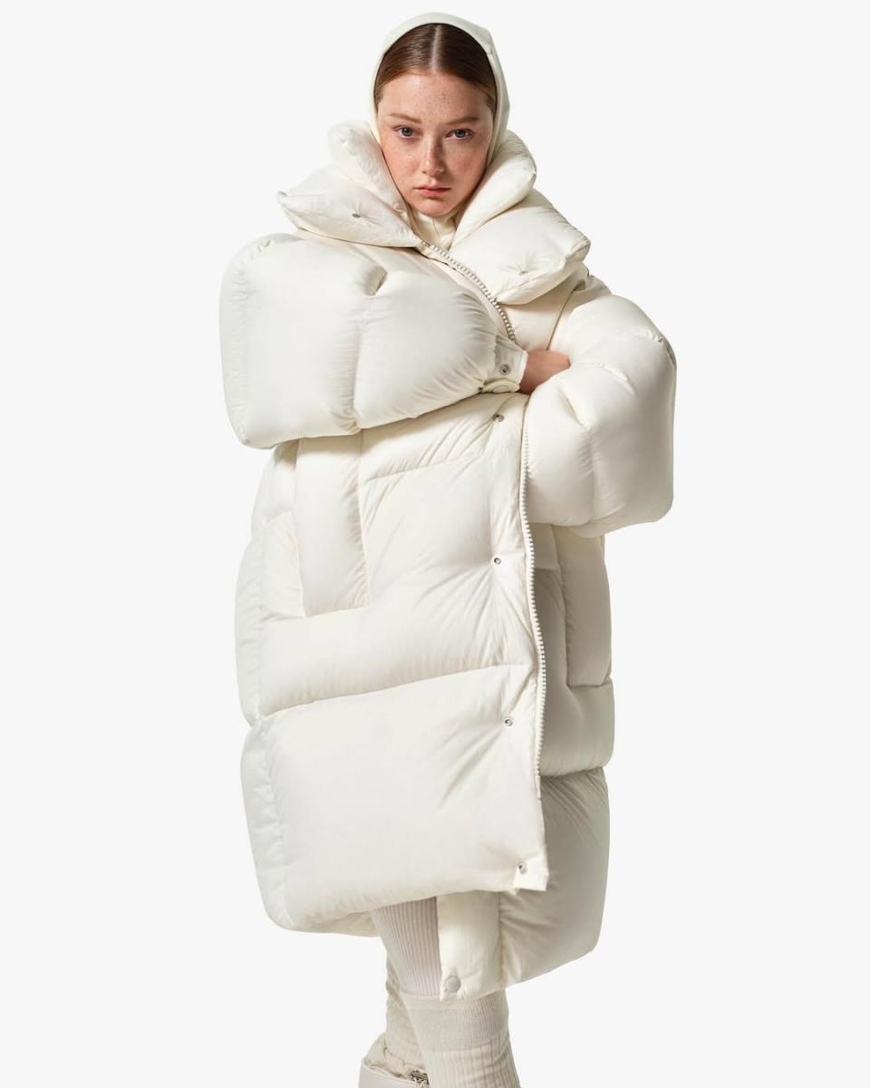 洗完後的羽絨衣要徹底烘乾，否則羽絨受潮會發霉、發臭。建議使用低溫烘乾模式，同樣放幾顆烘衣球或網球，邊烘邊幫助拍打回蓬。