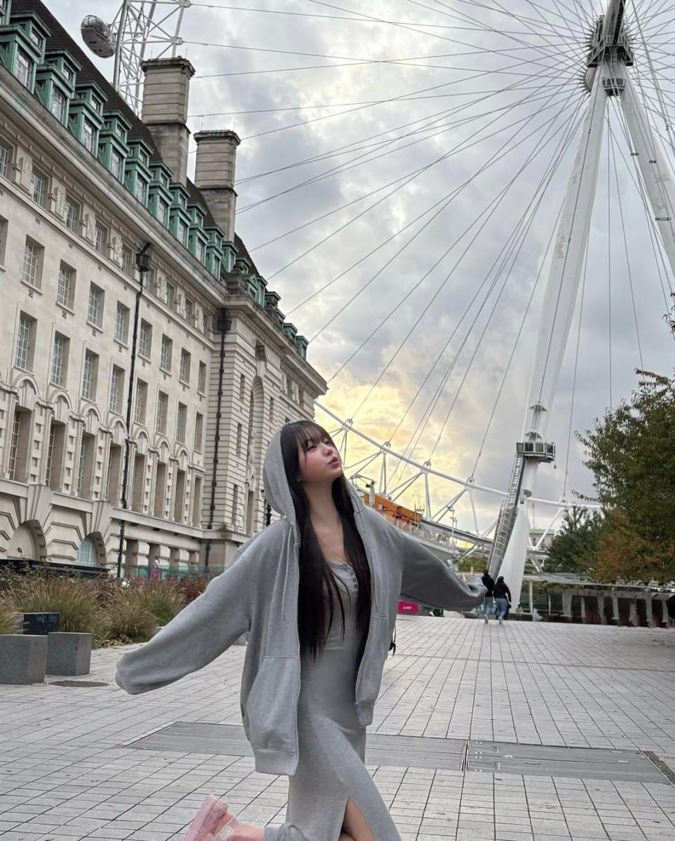 在一次的出遊中，張員瑛運用灰色棉質連身洋裝作為穿搭基礎，呈現出可愛、休閒的面貌，敗在細節搭配上，她以同色系連帽外套做搭配，這樣不僅可以呈現出造型的完整度