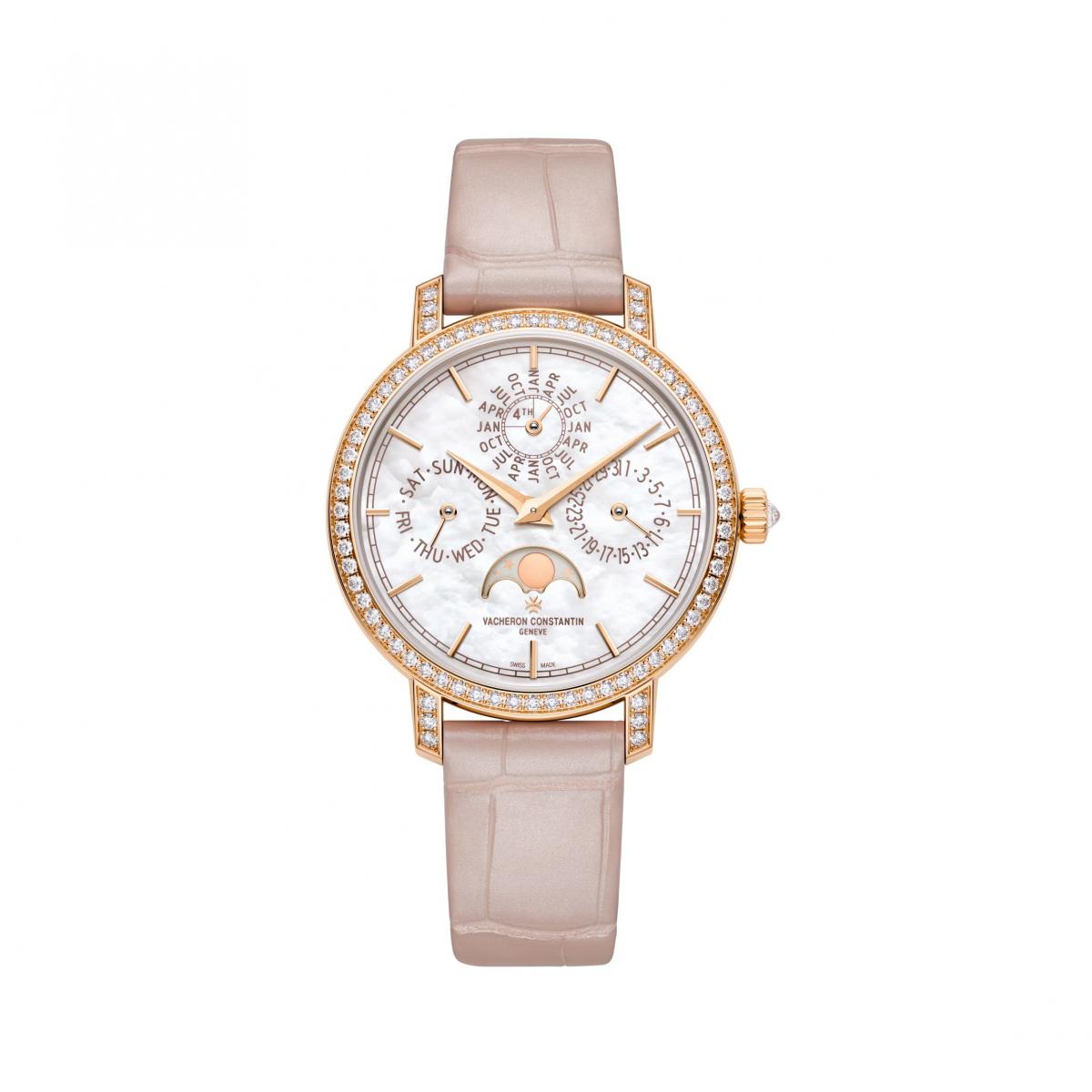 江詩丹頓 Traditionnelle 超薄萬年曆腕錶，是時計中的藝術品。36.5毫米的18K粉紅金錶殼內搭載品牌自製1120 QP機芯，厚度僅4.05毫米，卻能同時顯示日期、星期、月份與月相。珍珠貝母錶盤映照著柔光，如月下湖面般平靜，搭配淡粉鱷魚皮錶帶，展現無與倫比的女性韻味。每個細節皆獲「日內瓦印記」認證，象徵頂級製錶的純粹與精準。它的美在於低聲而深刻，不炫耀，也不退讓，如同那些懂得以靜制動的女人，讓時間成為力量的一部分。