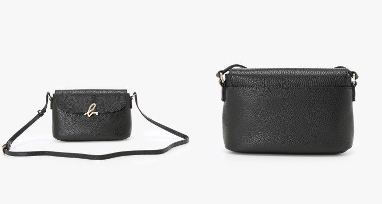 Agnès b.經典b.系列斜背包以圓潤修長輪廓展現巴黎式優雅,包身選用細緻荔枝紋牛皮打造,翻蓋上飾以立體圓潤的金屬b字母標誌。