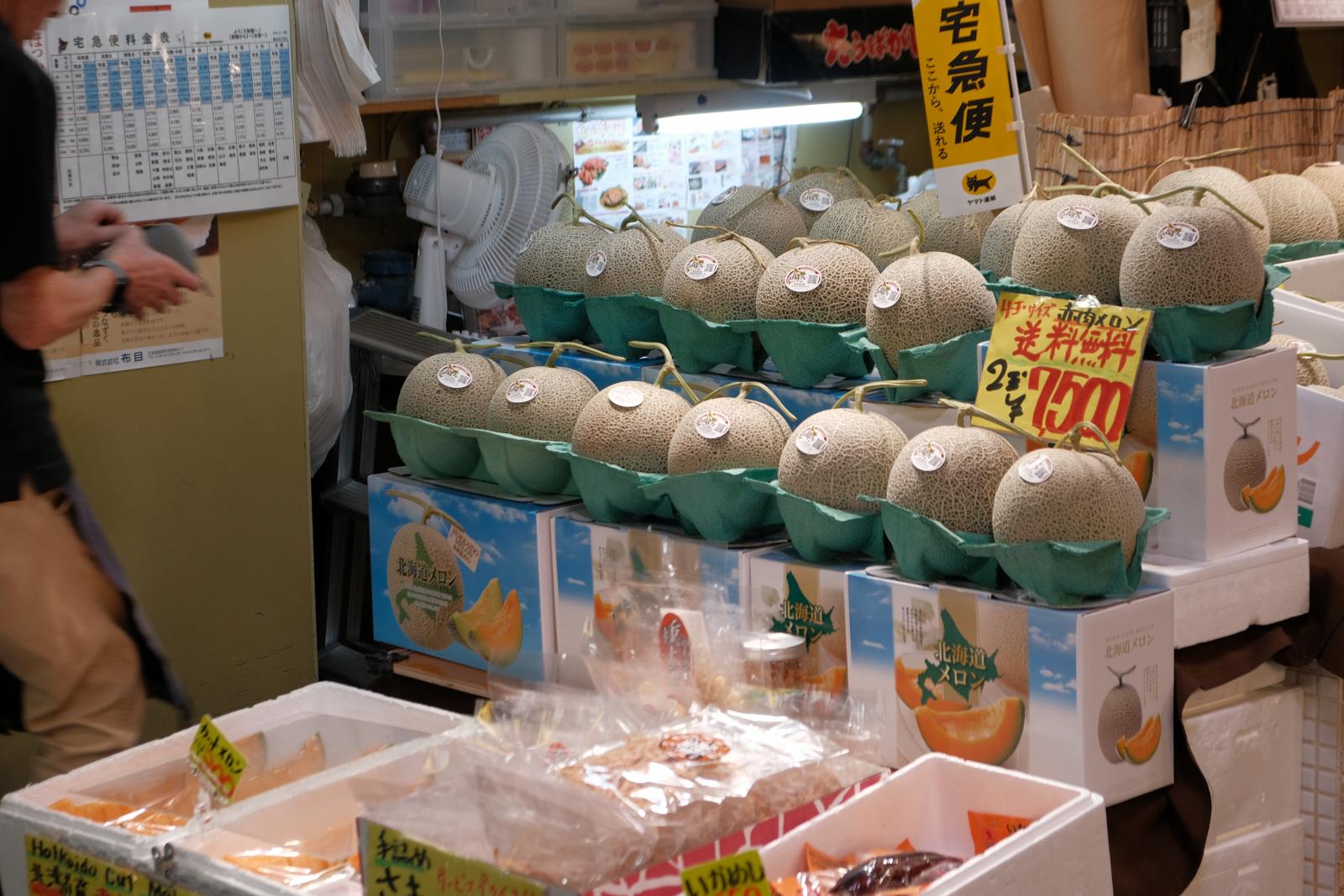 根據農業部防檢局規定，所有新鮮水果與瓜果類一律禁止攜帶入境，即使外觀良好或為伴手禮也不例外。