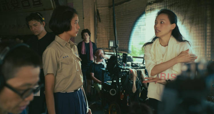 舒淇，早已從當年那個被鏡頭凝視的女孩，成長為能以影像說故事的創作者。透過鏡頭，觀眾不僅看見這座北方港都的變遷，也看見女性在時間裡的蛻變與溫柔力量。