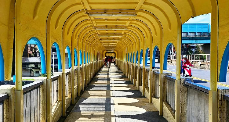 現實中，這座橋自興建以來，卻始終伴隨著地方爭議，在「拆除」與「保留」之間，長期懸而未決。而當舒淇首度執導的《女孩》再次選擇在此取景時，這座橋的去留問題也隨之浮現檯面。