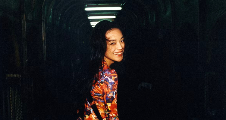 光是《千禧曼波》那段開場，就足以讓我反覆播放整夜。舒淇的旁白，一字一句，像咒語、像催眠般迴盪在腦海。這樣的開場，堪稱台灣影史中最經典的一幕，令人永生難忘。