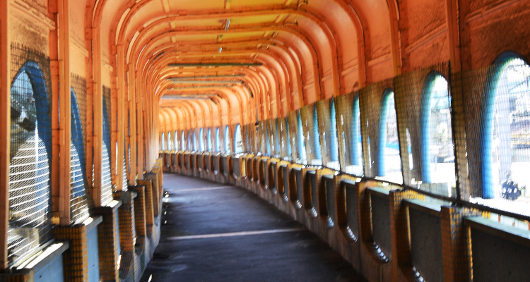 除了2001年的《千禧曼波》和正在熱播的《女孩》之外，其實過去幾年間，還有多部戲劇或電影亦曾在這座橋取景過，包括像：柯震東主演的《金錢男孩》，甚至就連南韓電影《北風》也曾特地聞名來此拍攝…接下來，就讓我們一起回顧，下列還有哪些作品也曾在這裡取景過，共為這段橋景添上不同的故事背景及神秘色彩吧。