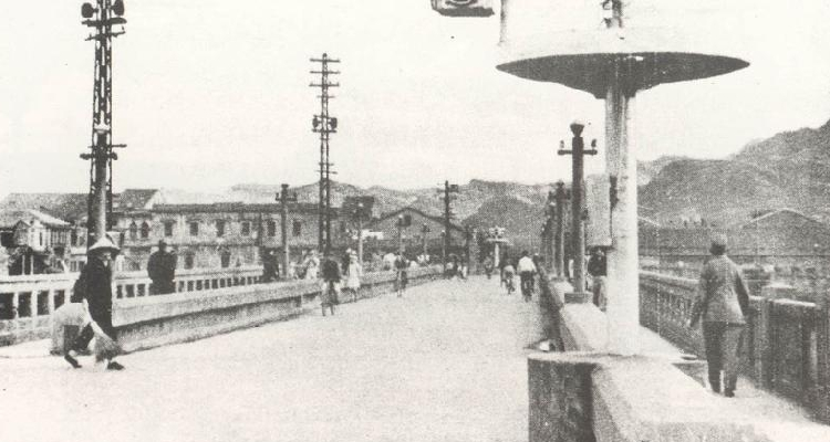 這座橋真正的名字，並不是影迷們口中的「舒淇橋」。它的原名為「高砂橋」，最早建於1930年，位於基隆市的仁愛區內，橫跨基隆火車站上方，曾是當時重要的交通樞紐。