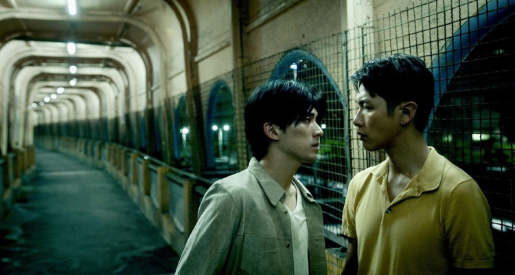 由C.B. Yi導演的《金錢男孩》，找來柯震東、林哲熹主演一對久別重逢的同志戀人。其中一幕，發生在基隆中山陸橋的閃爍燈光下，男主角—飛（柯震東 飾）與昔日摯愛—曉來（林哲熹 飾），兩人默默相視，空氣中彷彿流動著愛意的重燃與歲月的痕跡。