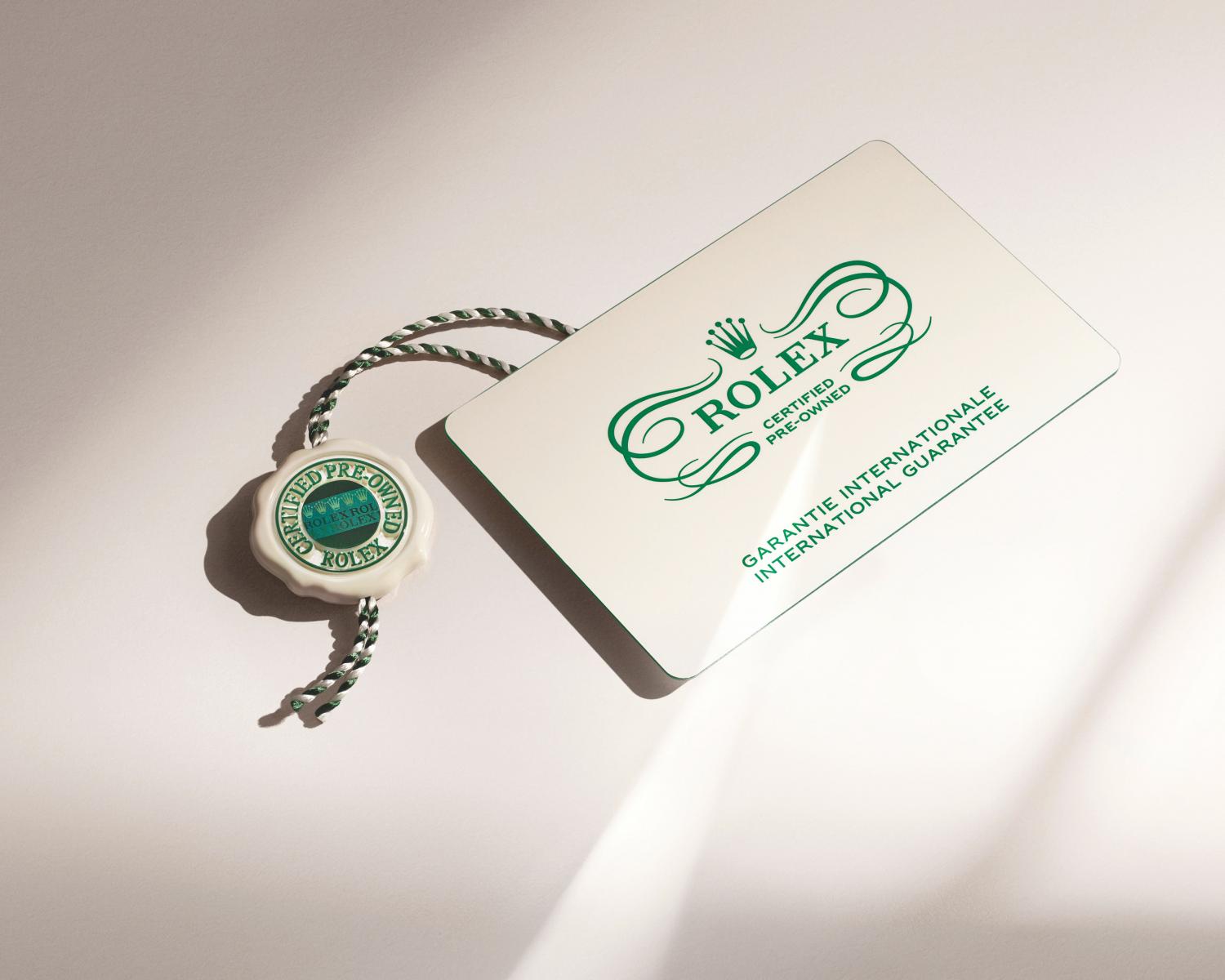 每枚勞力士中古錶認證腕錶皆附有專屬「Rolex Certified Pre-Owned」印章，這枚印章不只是裝飾，而是真品與信任的標誌。此外，隨錶附上的保用證明亦明確標註「Certified Pre-Owned」字樣，並提供自售出日起兩年全球保固。這表示即便購自台灣，也可在世界各地的勞力士服務中心享有同等保障。對收藏家來說，這份文件的存在，意味著中古錶也能享有與新錶無異的品牌待遇，兼顧收藏價值與實際使用安心。