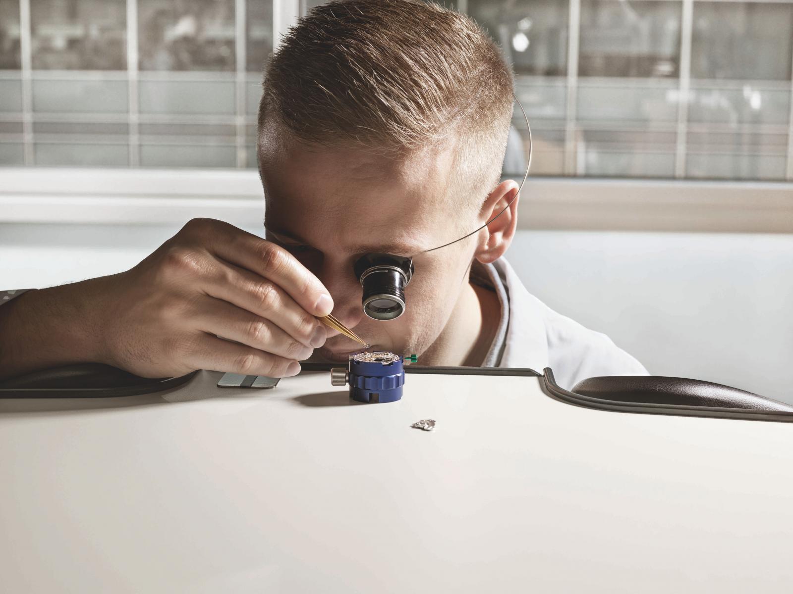 勞力士中古錶認證計劃的核心，在於「品質不打折」。所有進入計劃的腕錶都必須通過與新品相同層級的測試，包括走時精準、防水性能、外觀完整性等多重檢驗。為模擬真實佩戴情境，品牌甚至在測試階段重現各種日常使用條件，確保腕錶能如預期運作。除了保持原始設計語言外，品牌會在必要時使用原廠零件修復，讓舊作重新煥發光彩。這不僅是一場修復工程，更像一場「時間的復刻」，讓歷史與現代完美交會。