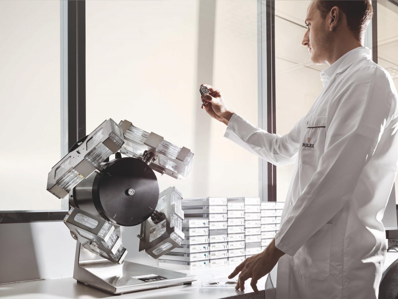 Rolex 勞力士腕錶工匠與技師正在測試機芯的精密時計精準度及性能。©RolexMatthieu／Gafsou