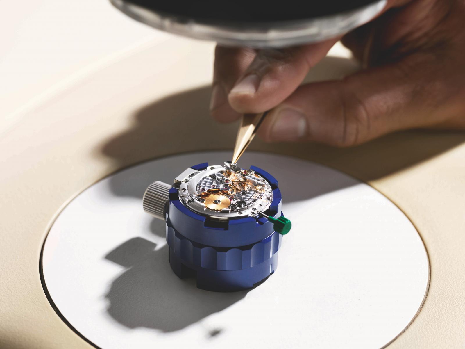 對勞力士而言，中古錶認證計劃不只是商業策略，更是一種品牌哲學的延伸。品牌創辦人漢斯威爾斯多夫（Hans Wilsdorf）曾言：「一只勞力士，應當能陪伴一生，甚至傳承數代。」這項制度正是對此信念的實踐。透過官方認證，品牌重新定義了腕錶的生命週期——不論是傳家之作、珍藏逸品，或日常佩戴款，都能在時間流轉之中獲得新生。這也呼應當前奢侈品市場強調的「可持續收藏」（Sustainable Luxury）趨勢。