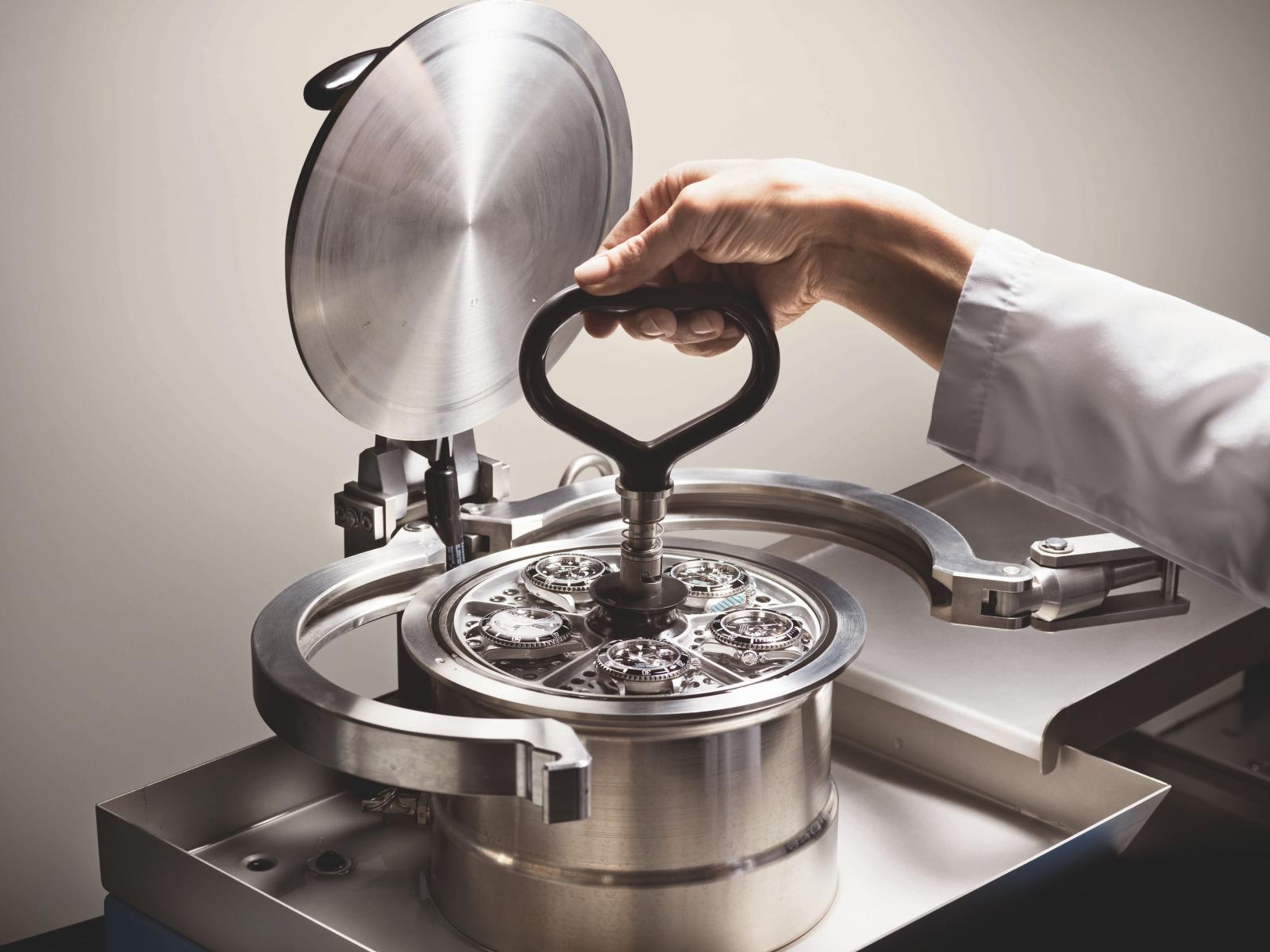 Rolex 勞力士腕錶工匠與技師正在進行防水性能的最終檢測。©RolexFederico／Berardi