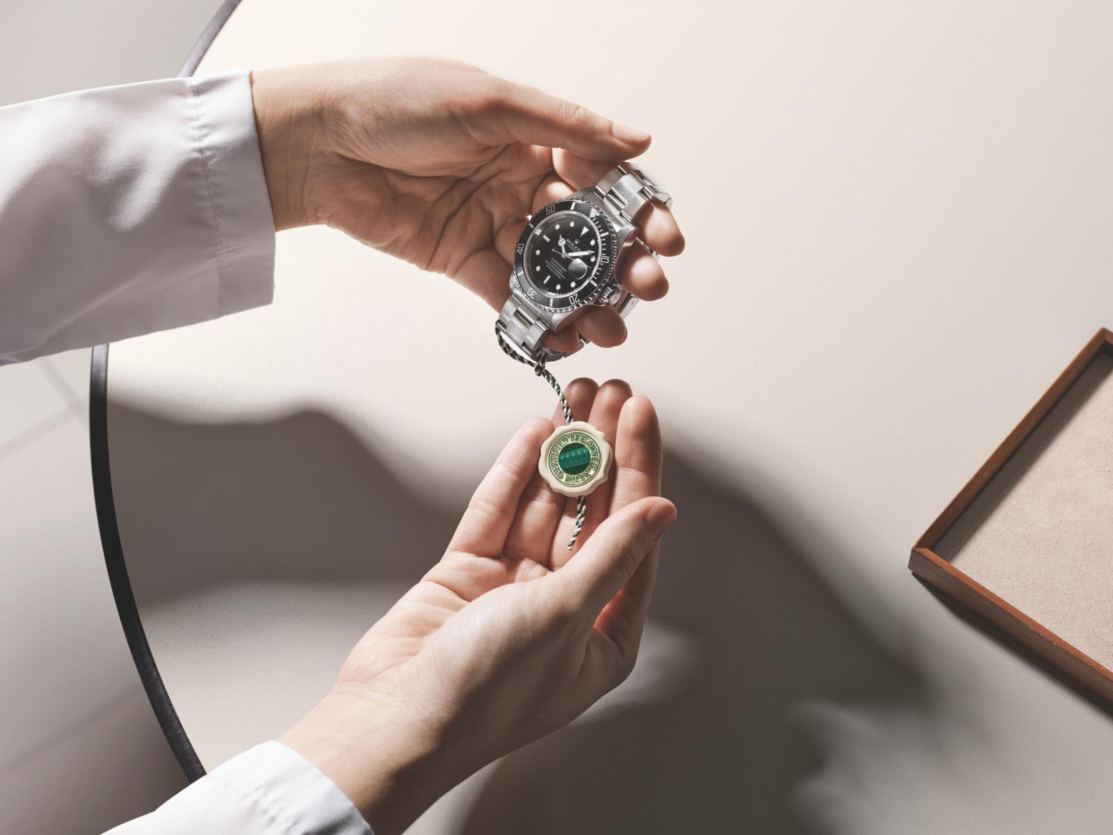 自2022年勞力士於歐洲指定通路啟動「Certified Pre-Owned」計劃後，該制度逐步推廣至全球主要市場，如今正式登台。金生儀鐘錶忠孝店成為全台首家合作特約零售商，代表台灣正式接軌國際中古錶新制。金生儀業務經理陳鼎聖（Daniel Chen）指出，這不僅是品牌信任的象徵，也展現金生儀長期秉持「誠信、專業、創新」的精神。對收藏家而言，這項制度讓「購入中古錶」從此不再是風險決定，而是信任選擇。