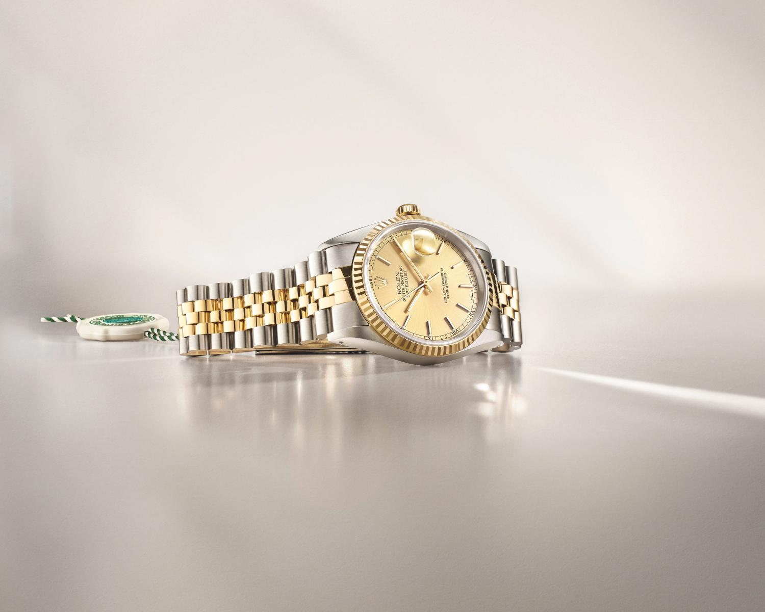 在這項制度中，唯有勞力士能認證勞力士。每枚待售的中古錶都須送回品牌工坊進行全面鑑定與維修——從錶殼、錶帶到機芯零件，無一倖免於嚴格檢測。品牌專家會徹底拆解與重組，以確保每枚腕錶皆達到品牌既定精準度、防水性與外觀標準。這樣的流程，堪比新錶出廠檢測，意味著即使腕錶已有使用歷史，其狀態仍能被恢復至接近初始的水準。對錶迷而言，這項制度形同「官方背書」，再也不必擔心購買到假貨或拼裝錶。