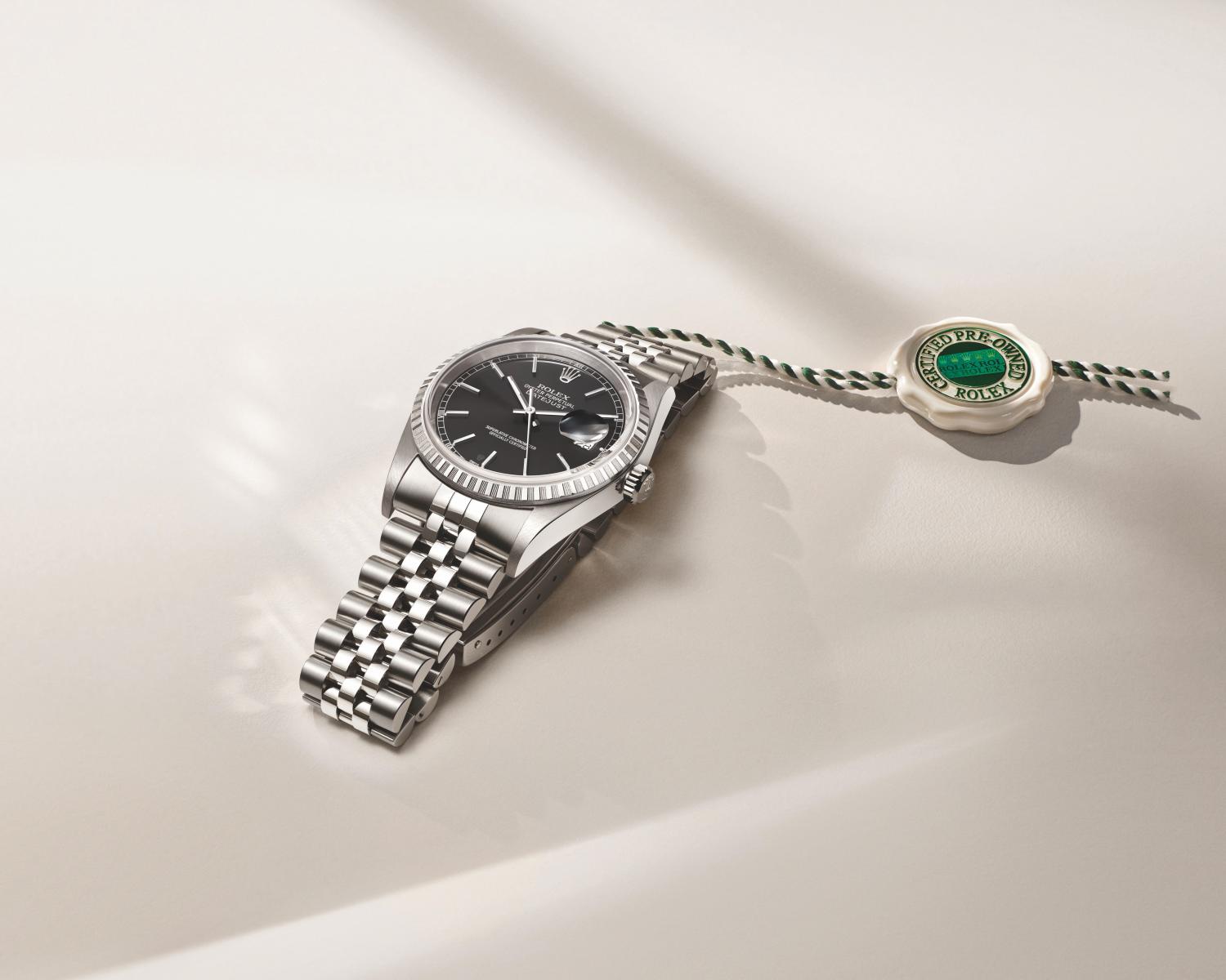 在這項制度中，唯有勞力士能認證勞力士。每枚待售的中古錶都須送回品牌工坊進行全面鑑定與維修——從錶殼、錶帶到機芯零件，無一倖免於嚴格檢測。品牌專家會徹底拆解與重組，以確保每枚腕錶皆達到品牌既定精準度、防水性與外觀標準。這樣的流程，堪比新錶出廠檢測，意味著即使腕錶已有使用歷史，其狀態仍能被恢復至接近初始的水準。對錶迷而言，這項制度形同「官方背書」，再也不必擔心購買到假貨或拼裝錶。